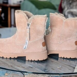 Women's Size 10 Women's Ankle Boots--Never Worn. EUR 42